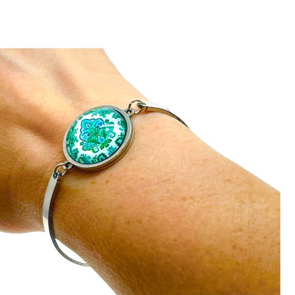Green Lotus Slider Bead Bracelet - Picture 5 of 7